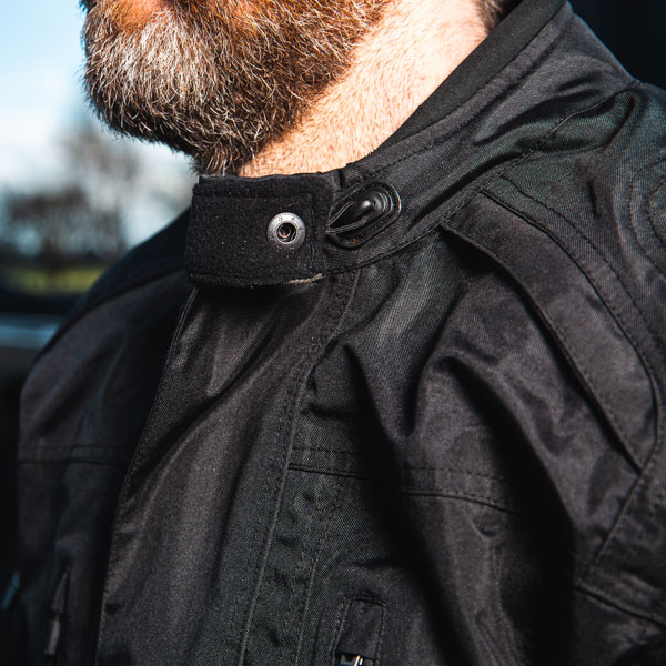 weise_textile_jacket_outlast-frontier_black_lifestyle3.jpg