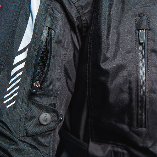 weise_textile_jacket_outlast-frontier_black_lifestyle4.jpg
