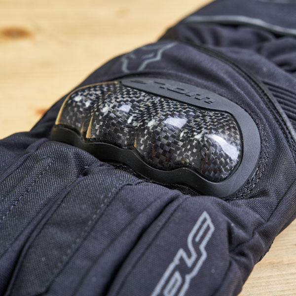 wolf_gloves_fortitude-ce-waterproof_black_lifestyle3.jpg