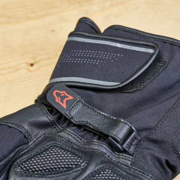 wolf_gloves_fortitude-ce-waterproof_black_lifestyle4.jpg