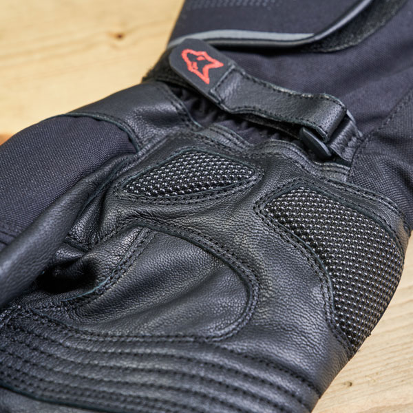 wolf_gloves_fortitude-ce-waterproof_black_lifestyle5.jpg