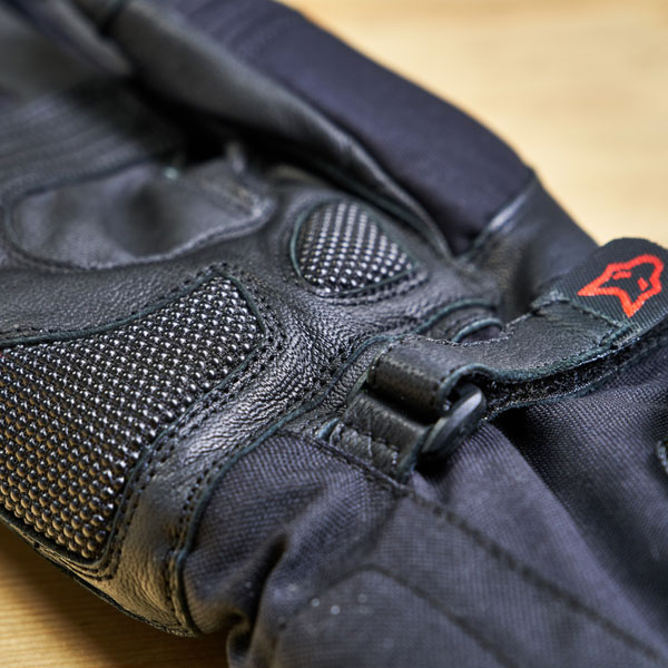 wolf_gloves_fortitude-ce-waterproof_black_lifestyle7.jpg